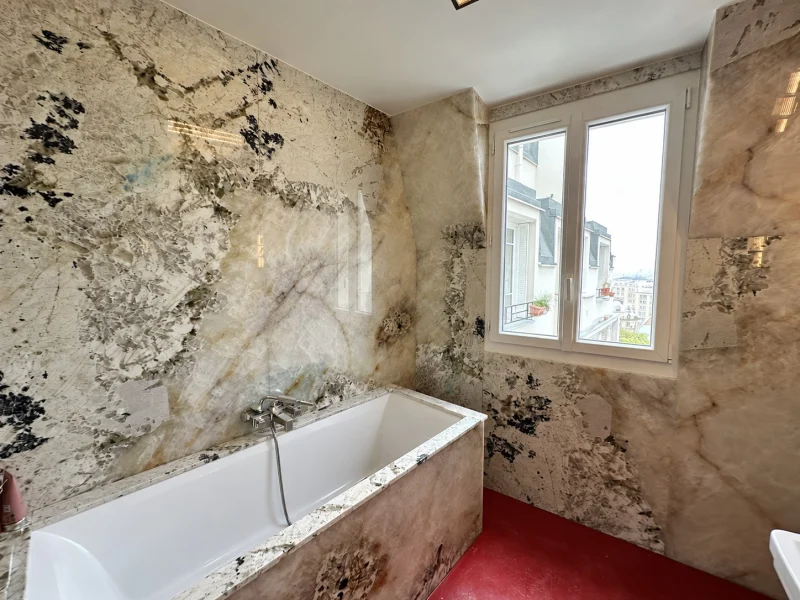 Baignoire habillée de marbre