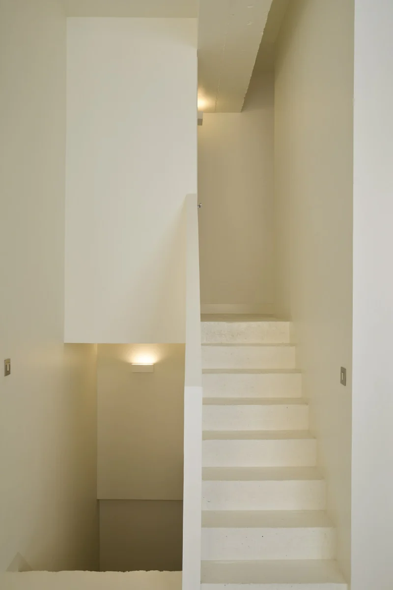 Escalier éclairé — réalisation RJ Rénovation