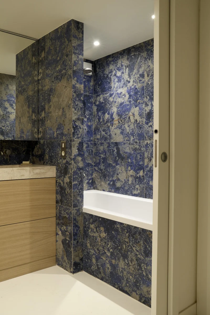 Salle de bain bleue — réalisation RJ Rénovation